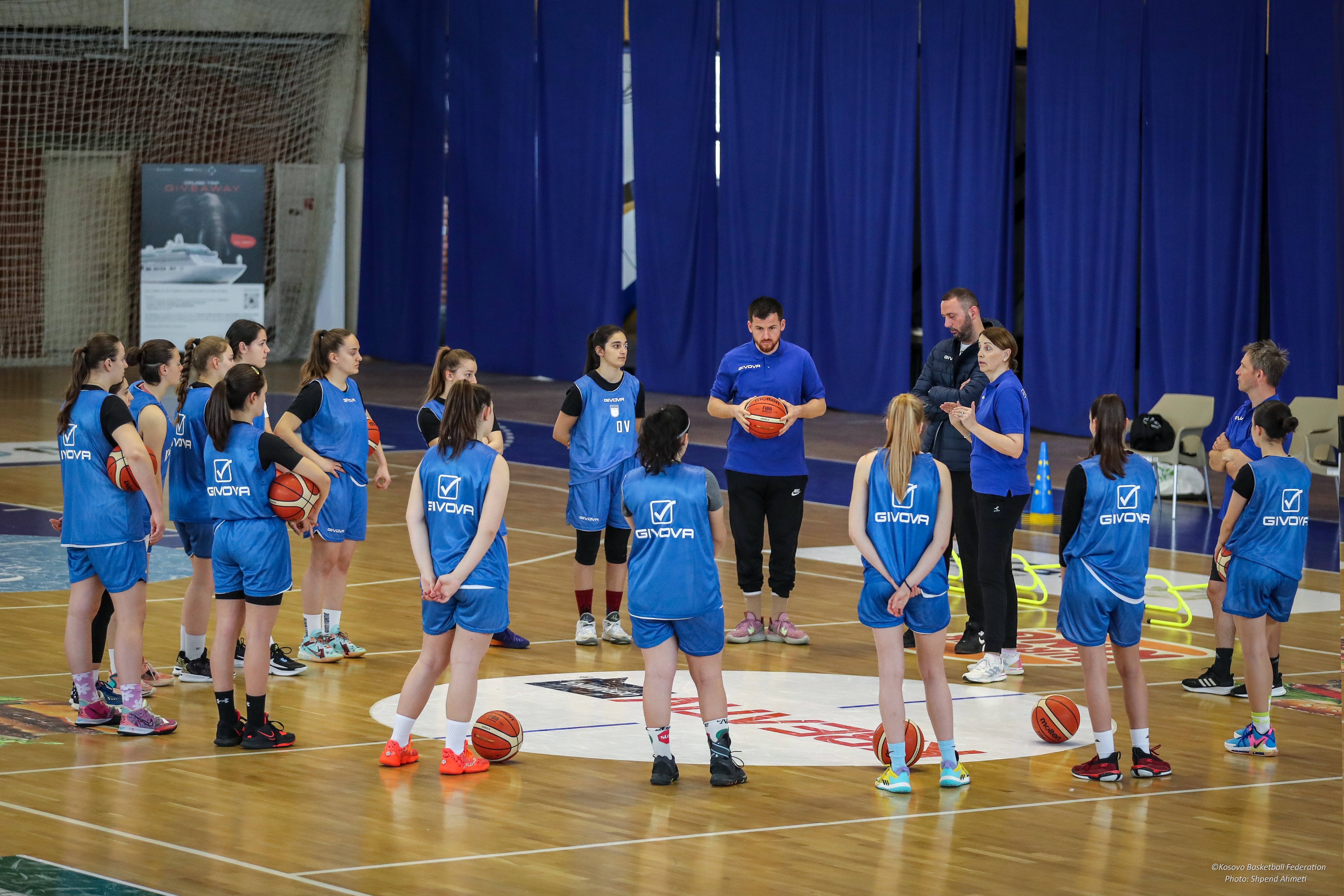 Grumbullohen vashat e Kosovës të udhëhequra nga Shemsije Stublla